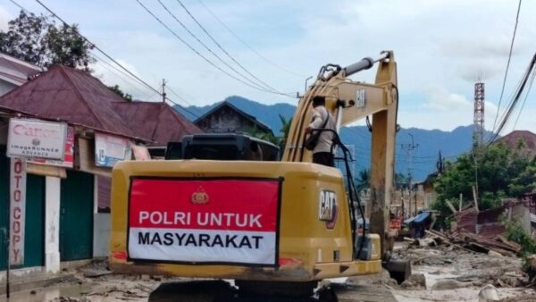 Pembersihan Jalan Terhambat Longsor di Agam, Akses Lubuk Basung-Bukittinggi Terganggu
