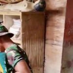 Siswa dan TNI Bersihkan Sekolah Terdampak Banjir Aceh Tamiang