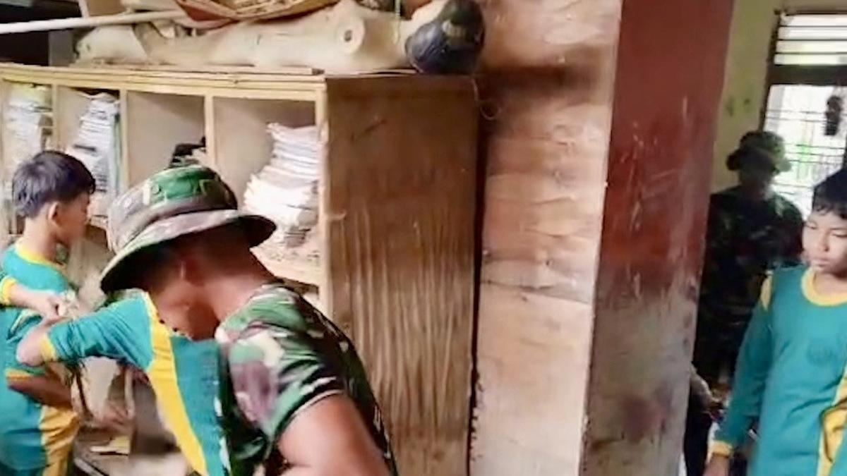 Siswa dan TNI Bersihkan Sekolah Terdampak Banjir Aceh Tamiang