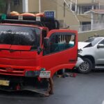 Truk Muatan Pasir Mundur di Tanjakan Depok, Tabrak Fortuner