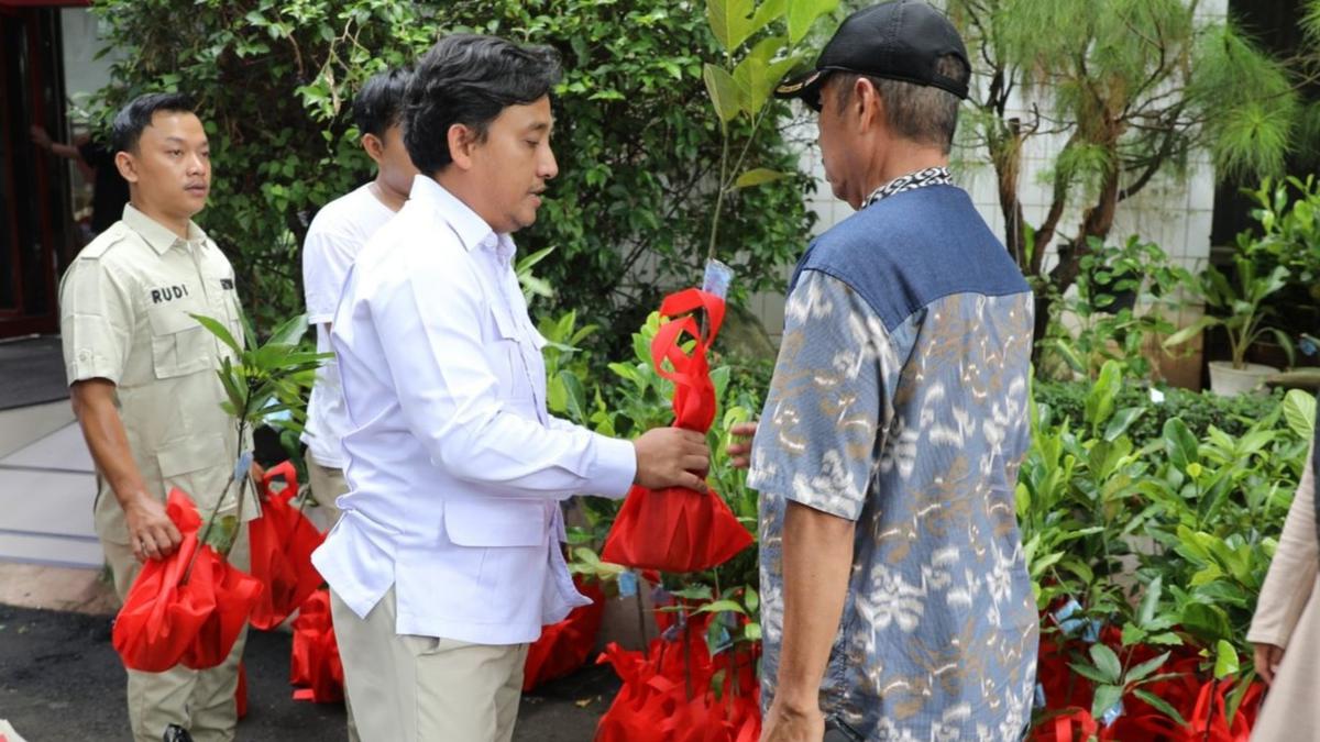 HUT Gerindra ke-18 Dirayakan dengan Pembagian 2.500 Bibit Pohon